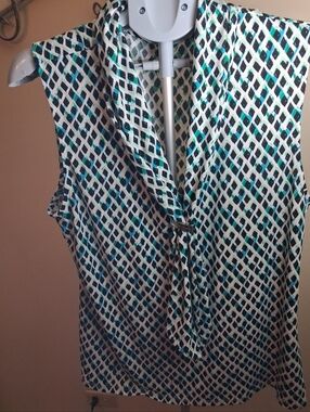 Sleeveless Geometric Print Tie-Neck Top With Logo - Blue/Green